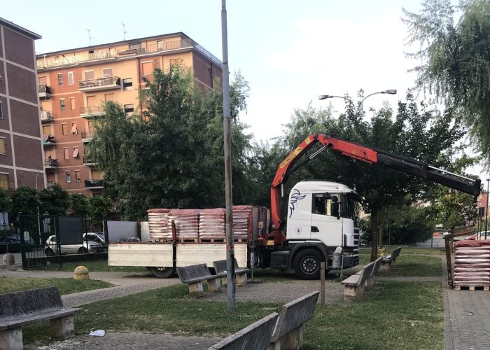 Autocarro-con-gru-edilizia-Piceni-Luciano